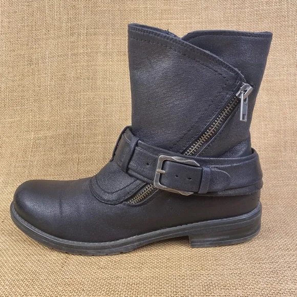 Bear Trap Boots Black  Buckle Side Zip
Women's Size 7 - Picture 2 of 12